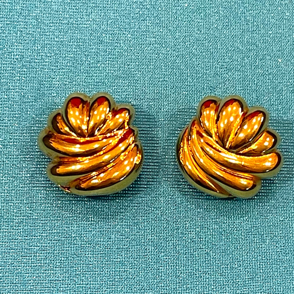 Vintage gold clip earrings